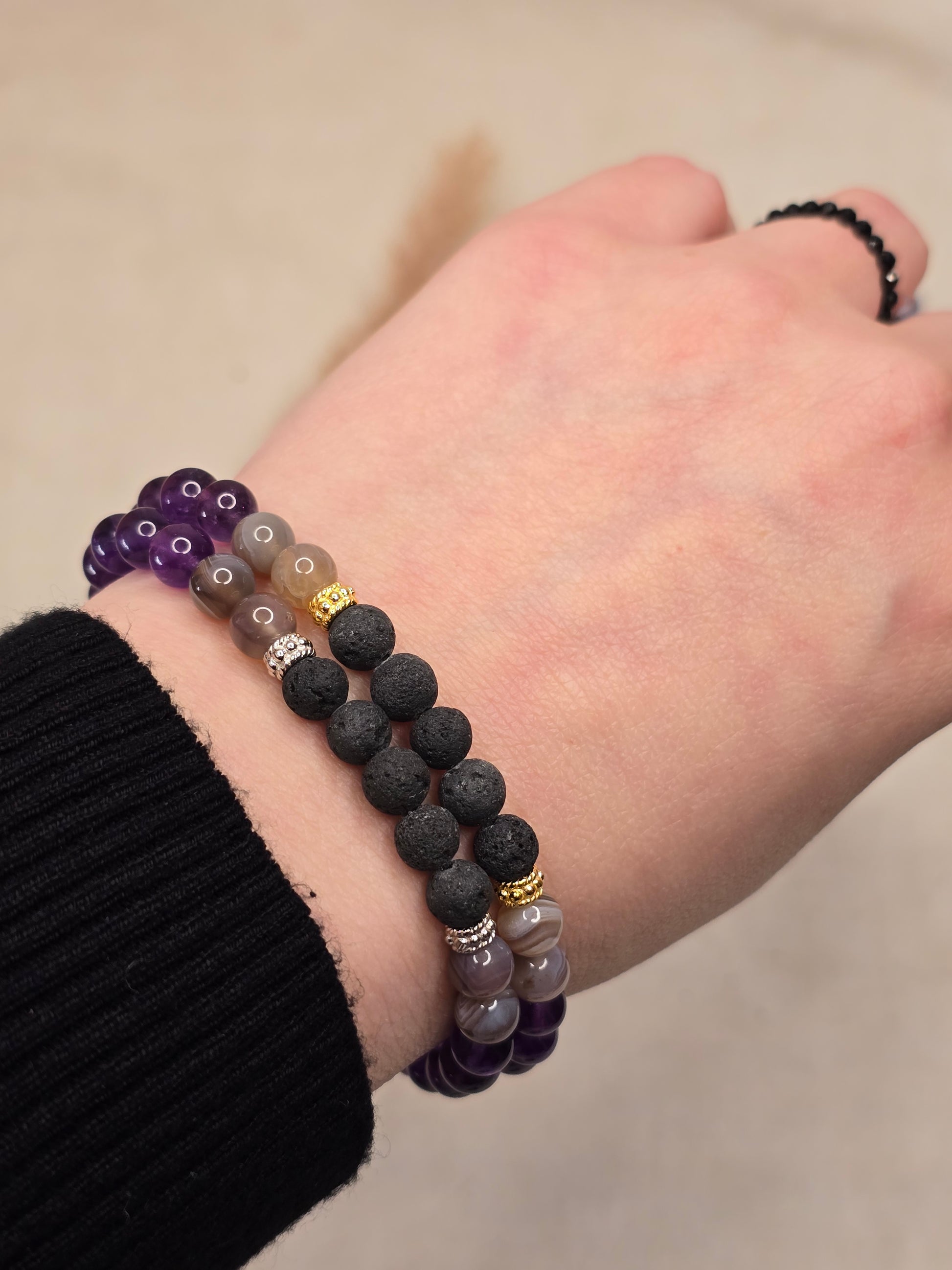 Aromaarmband „Ruhe & Gelassenheit“ mit Amethyst, weißem Mondstein, Botswana Achat und Lavaperle, auf Gummiband mit silber- oder goldfarbenen Akzenten