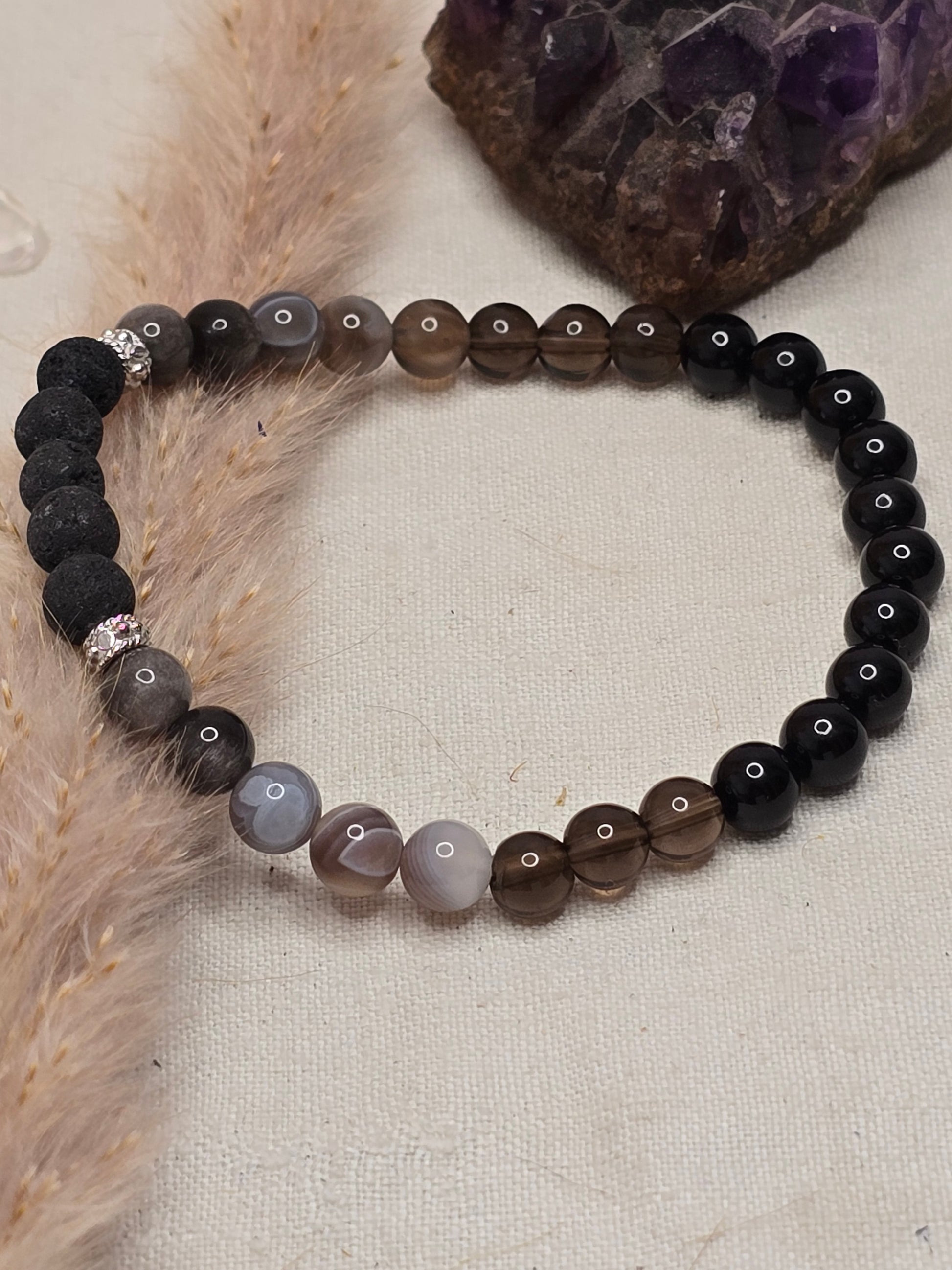 Aromaarmband „Schutz & Erdung“ mit Botswana Achat, Rauchquarz, schwarzem Turmalin und Lavaperle, auf Gummiband mit 925er Silber oder vergoldeten Elementen