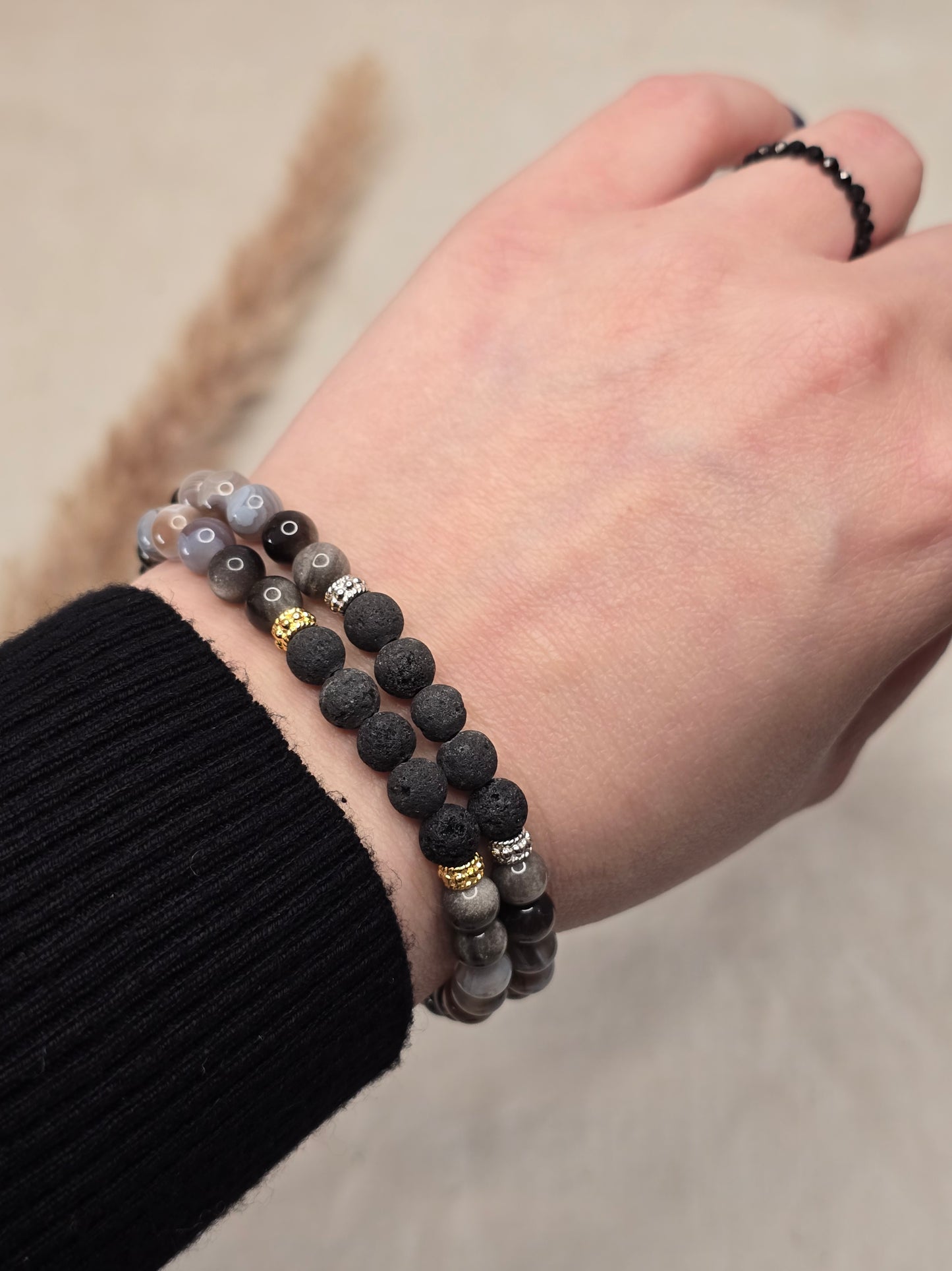 Aromaarmband „Schutz & Erdung“ mit Botswana Achat, Rauchquarz, schwarzem Turmalin und Lavaperle, auf Gummiband mit 925er Silber oder vergoldeten Elementen