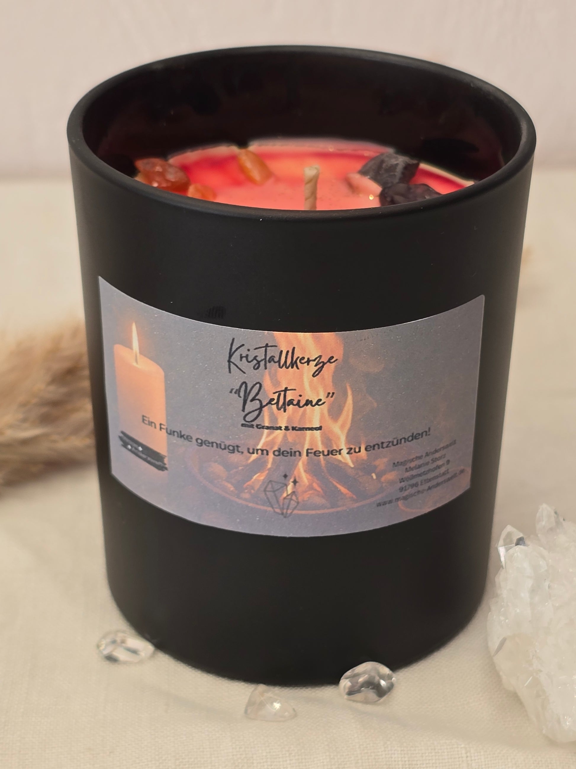 Beltaine-Kristallkerze mit Granat und Carneol, handgegossen aus pflanzlichem Wachs für Rituale, Energie und innere Kraft