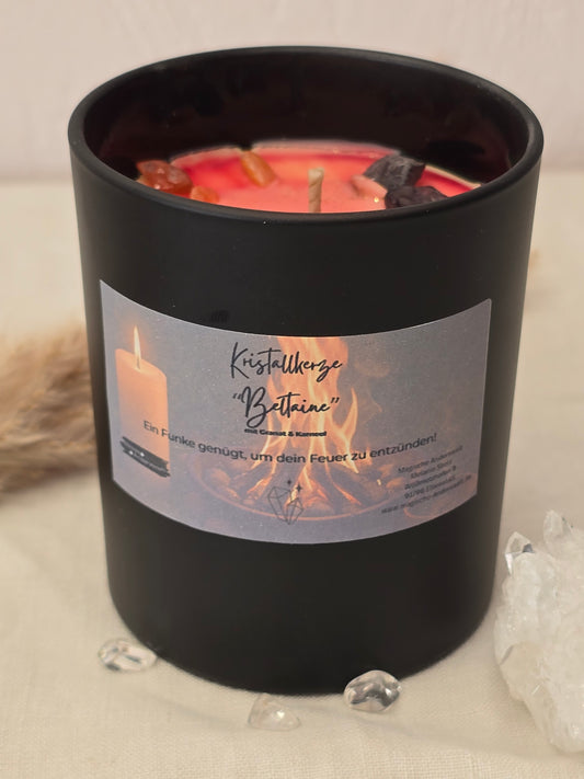 Beltaine-Kristallkerze mit Granat und Carneol, handgegossen aus pflanzlichem Wachs für Rituale, Energie und innere Kraft