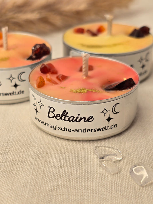 Beltaine-Teelicht aus Soja-Rapswachs, handgegossen und dekoriert als kleines Rituallicht für Lebenskraft und Neuanfang