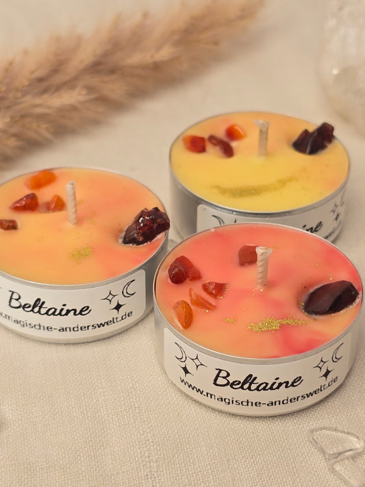 Beltaine-Teelicht aus Soja-Rapswachs, handgegossen und dekoriert als kleines Rituallicht für Lebenskraft und Neuanfang