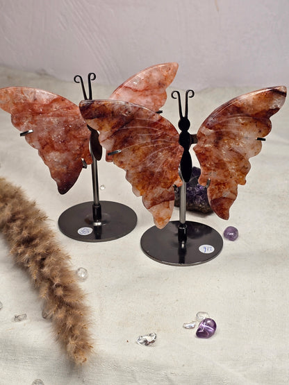 Jeder Feuerquarz-Schmetterling ist ein Unikat mit individueller Maserung – ca. 8 cm Flügelspannweite, mit Ständer ca. 12 cm hoch – kraftvoll & dekorativ