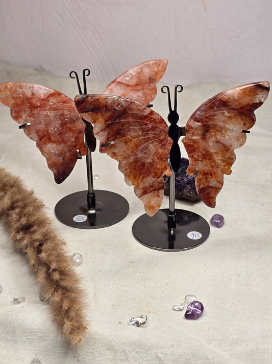 Jeder Feuerquarz-Schmetterling ist ein Unikat mit individueller Maserung – ca. 8 cm Flügelspannweite, mit Ständer ca. 12 cm hoch – kraftvoll & dekorativ