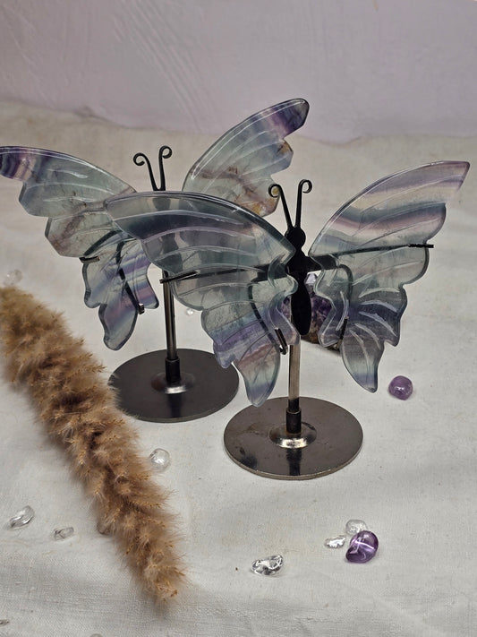 Fluorit-Schmetterling mit einzigartiger Farbgebung in Grün und Lila – ca. 8 cm Flügelspannweite, ca. 12 cm hoch mit Ständer – Symbol für Klarheit & Wandel