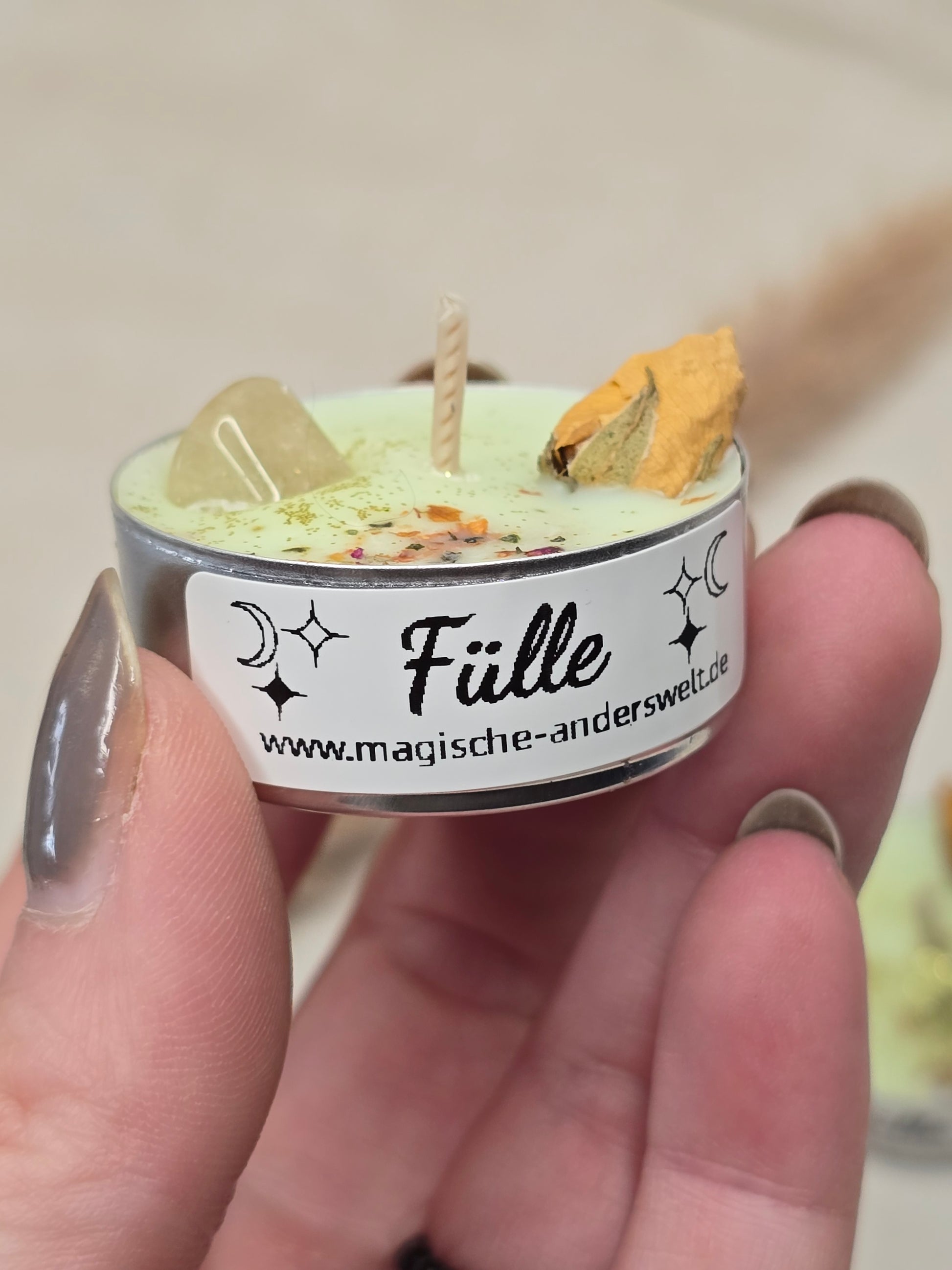 Ritual-Teelicht Fülle mit Naturcitrin, Ylang-Ylang Duft und Räuchermischung – liebevoll handgegossenes Duftlicht aus Soja-Rapswachs mit Ritualanleitung.