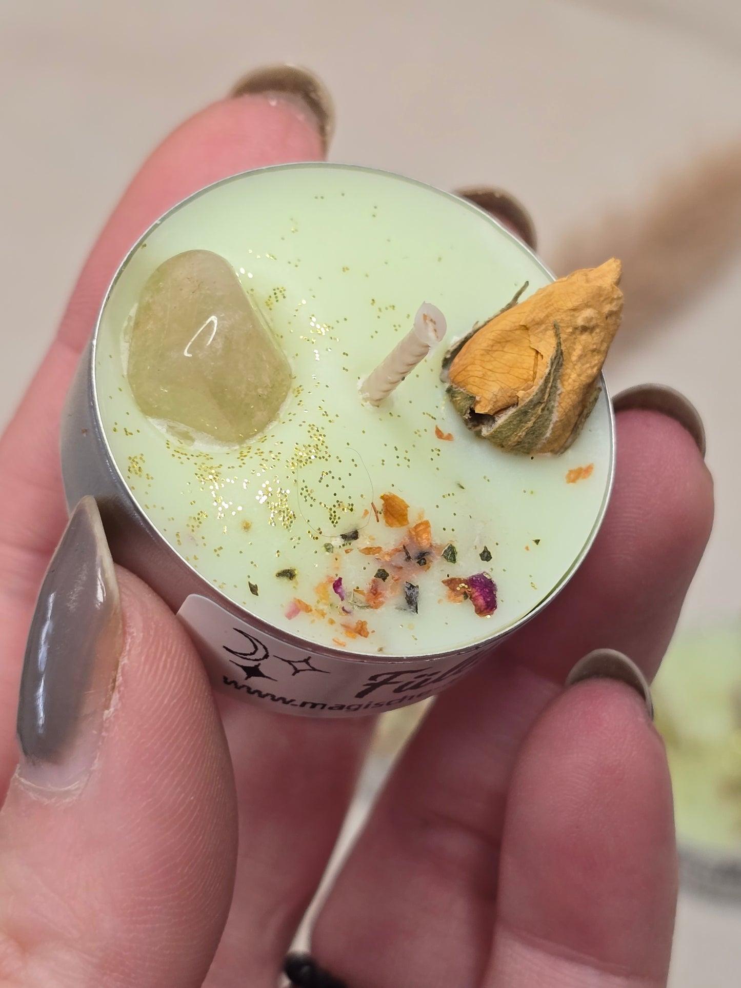 Ritual-Teelicht Fülle mit Naturcitrin, Ylang-Ylang Duft und Räuchermischung – liebevoll handgegossenes Duftlicht aus Soja-Rapswachs mit Ritualanleitung.
