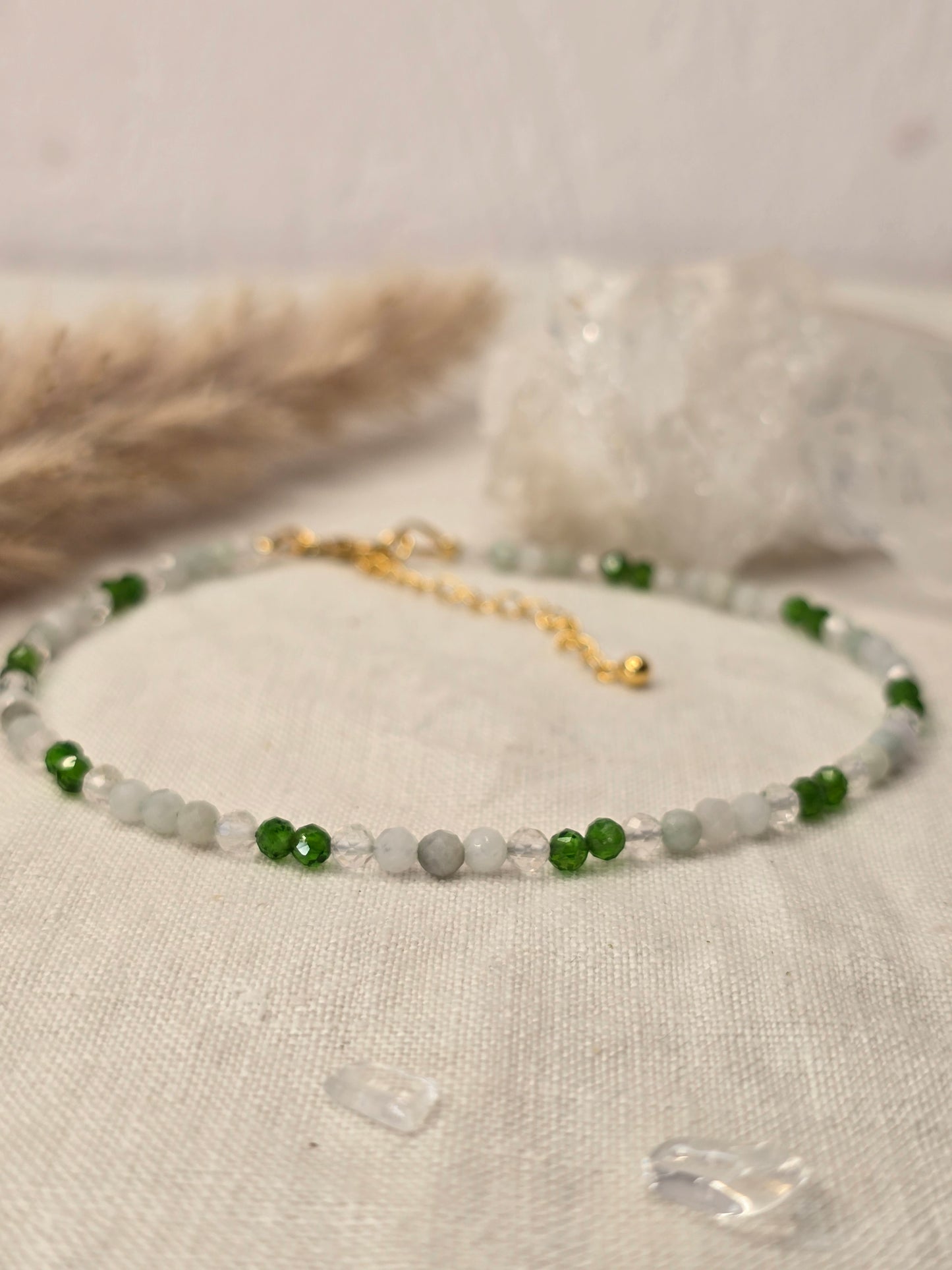 Fußkettchen „Waldfluss“ mit Jadeit, Chromdiopsid und Bergkristall, mit 925er Silber oder vergoldetem Verschluss und Verlängerungskette