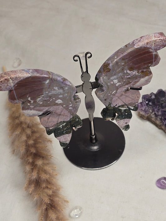 Schmetterling aus Ozeanjaspis mit detailreicher Maserung, Flügel ca. 8 cm, auf Ständer (12 cm hoch) – Symbol für Transformation & Erdung