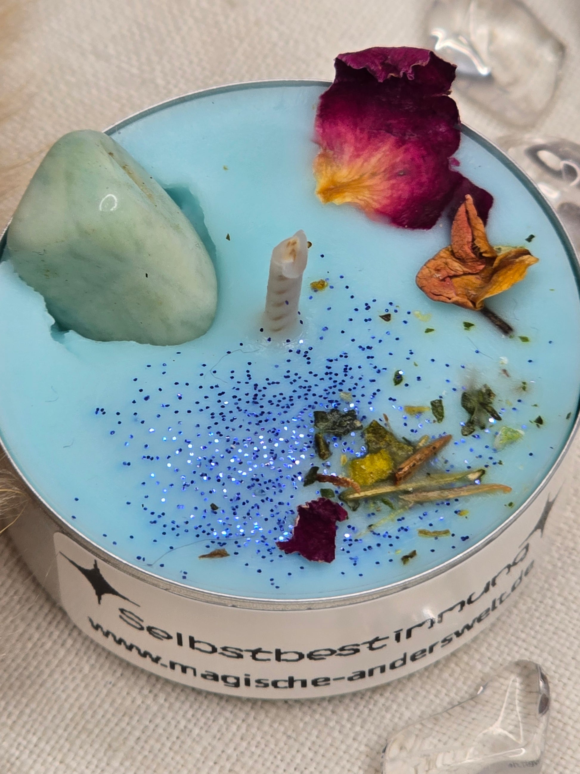 Ritual-Teelicht Selbstbestimmung mit Amazonit, Amberduft und Räuchermischung – handgegossen in pflanzlichem Wachs, ideal für persönliche Rituale