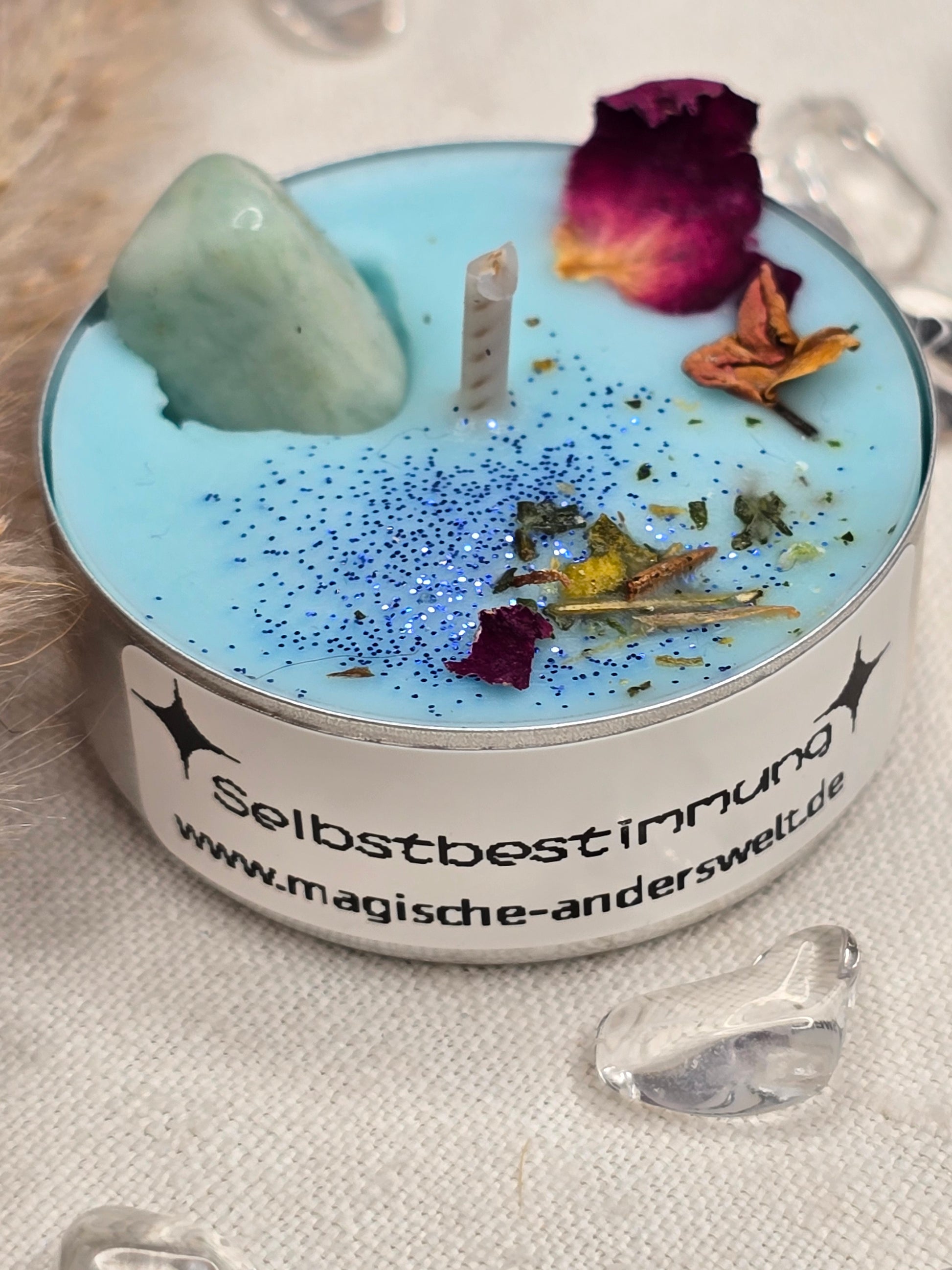 Ritual-Teelicht Selbstbestimmung mit Amazonit, Amberduft und Räuchermischung – handgegossen in pflanzlichem Wachs, ideal für persönliche Rituale