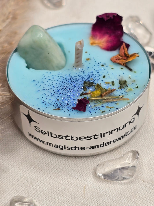 Ritual-Teelicht Selbstbestimmung mit Amazonit, Amberduft und Räuchermischung – handgegossen in pflanzlichem Wachs, ideal für persönliche Rituale