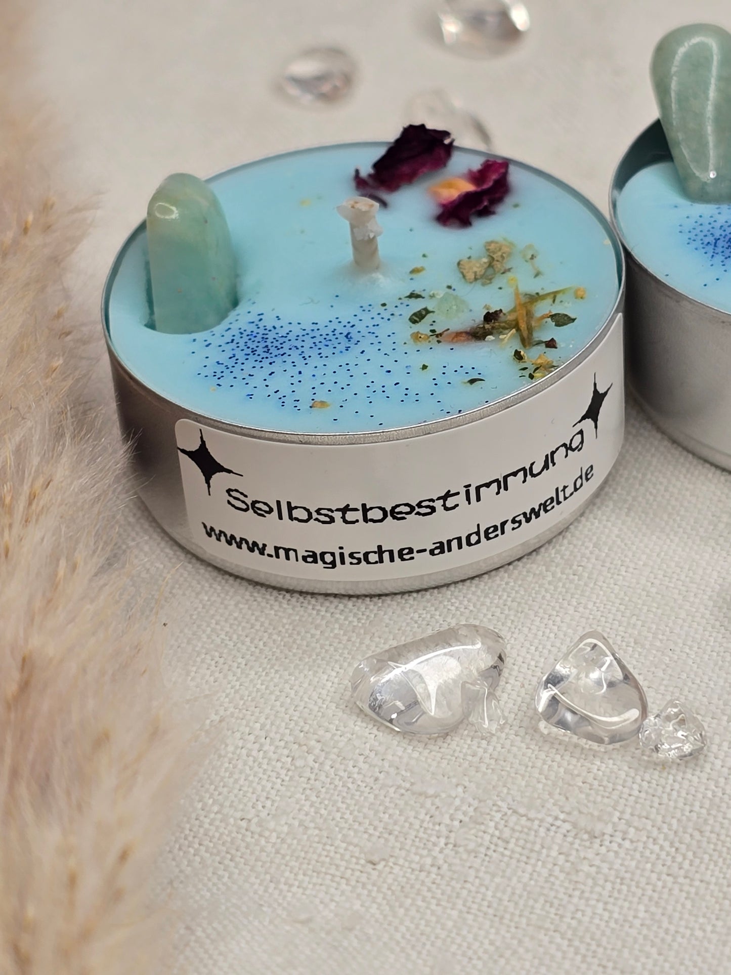 Ritual-Teelicht Selbstbestimmung mit Amazonit, Amberduft und Räuchermischung – handgegossen in pflanzlichem Wachs, ideal für persönliche Rituale