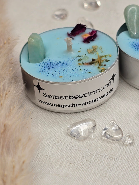 Ritual-Teelicht Selbstbestimmung mit Amazonit, Amberduft und Räuchermischung – handgegossen in pflanzlichem Wachs, ideal für persönliche Rituale
