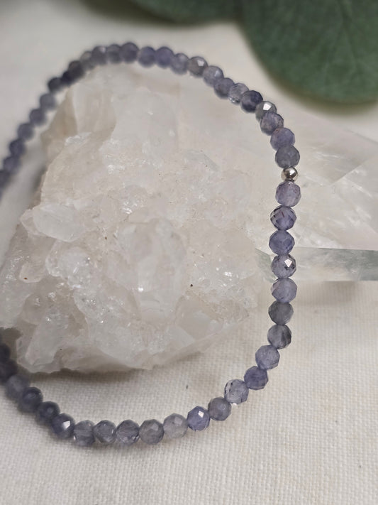 Armband Iolith – facettierte 3 mm Perlen mit 925er Silber