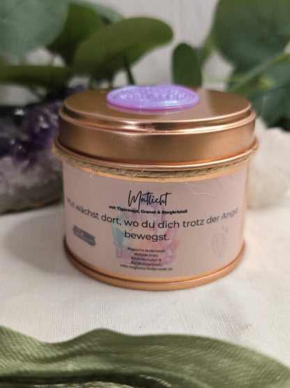 Behälterkerze „Mutlicht“ mit Tigerauge, Granat & Bergkristall