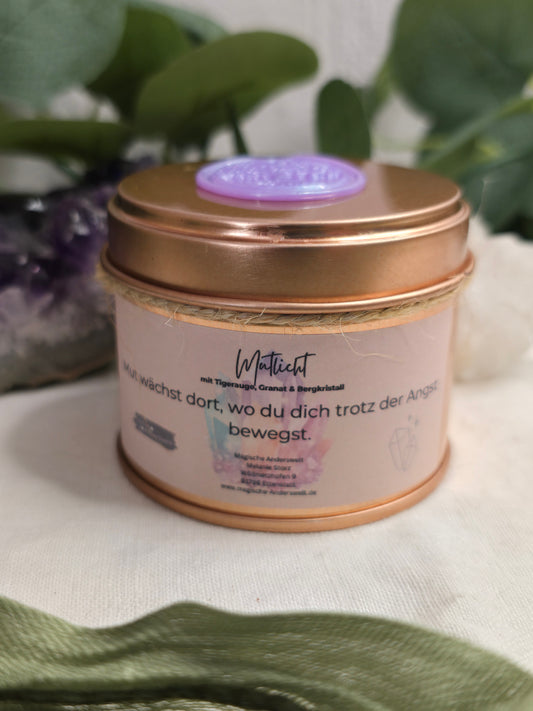 Behälterkerze „Mutlicht“ mit Tigerauge, Granat & Bergkristall