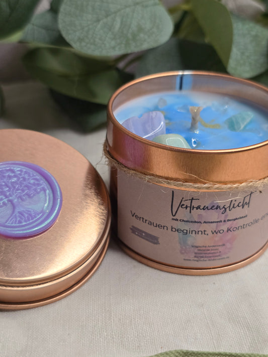 Behälterkerze „Vertrauenslicht“ mit Amazonit, Chalcedon & Bergkristall