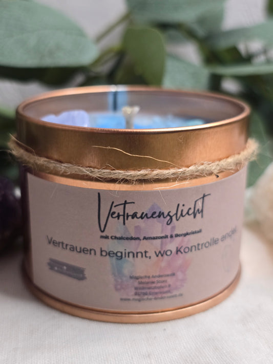 Behälterkerze „Vertrauenslicht“ mit Amazonit, Chalcedon & Bergkristall