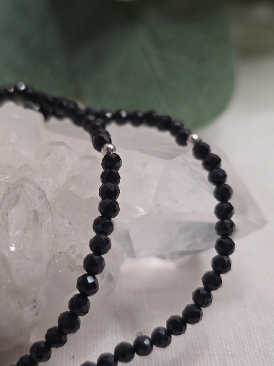 Armband Schwarzer Turmalin – facettierte 3 mm Perlen mit 925er Silber