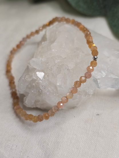 Armband Sonnenstein – facettierte 3 mm Perlen mit 925er Silber