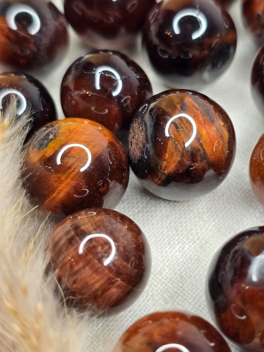 Mini-Kugel aus rotem Tigerauge (1,3 cm), glatt poliert – meist erhitzt zur Farbverstärkung – intuitiv ausgewählt für Erdung & Willenskraft